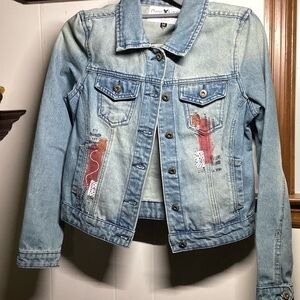 Denim Conexion Jean Jacket with Artistic Accents.